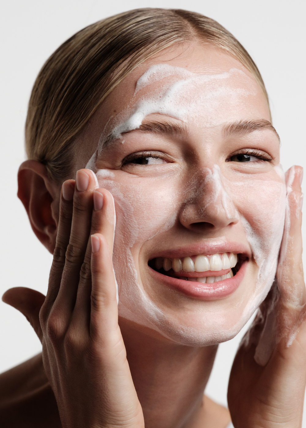 Pasul 1: Ivapur Spumă de Curățare cu Acid Salicilic 2% 