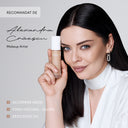 Makeup Artist alegând fondul de ten SPF50+ pentru piele sensibilă