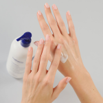 Îngrijirea mâinilor: factori care usucă pielea și metode de prevenție