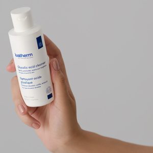 Un nou produs Ivatherm pe care să-l introduci în rutina zilnică de îngrijire a pielii. Află beneficiile Gelului de curățare cu Acid Glicolic