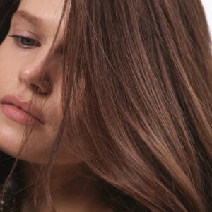 Ce este căderea părului (alopecia): cauze, tipuri, soluții